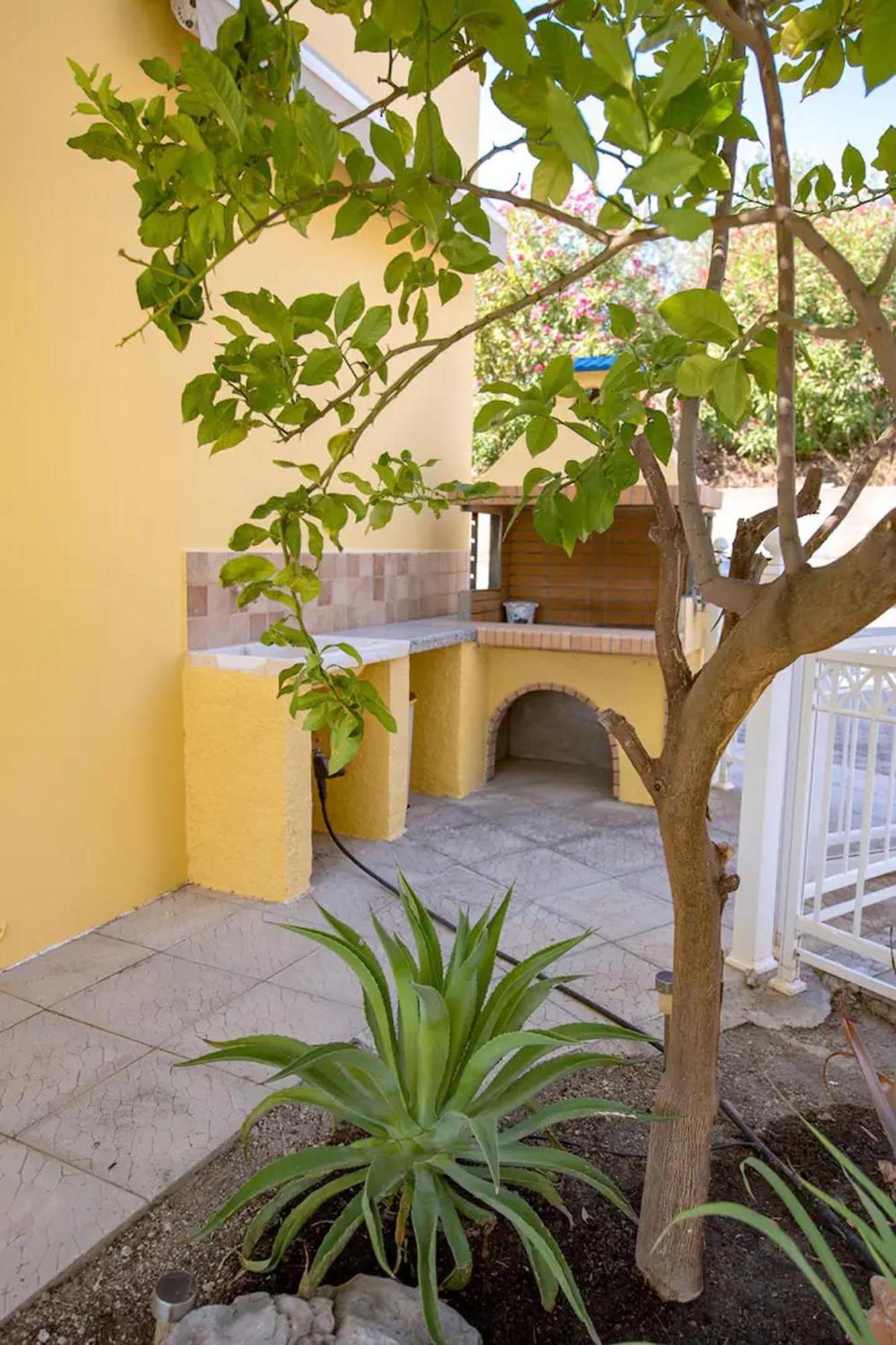 Le Petit Refuge 2 Floor Maisonette With Seaview Holiday home *